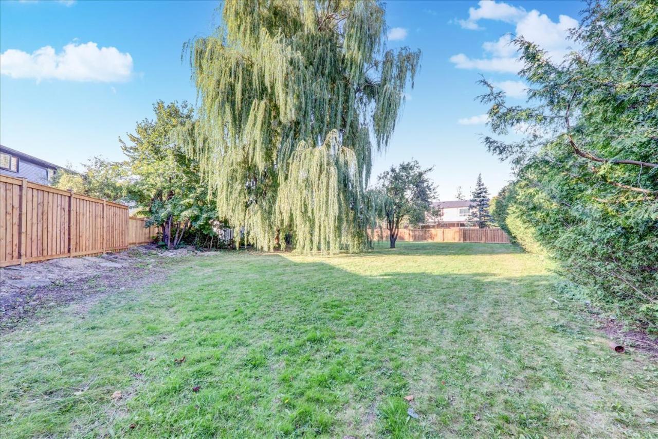 Stunning 7 Bedroom Rougeview With 2 Kitchens, 5 Bathrooms, Amazing Backyard & 8-car Parking Holiday home