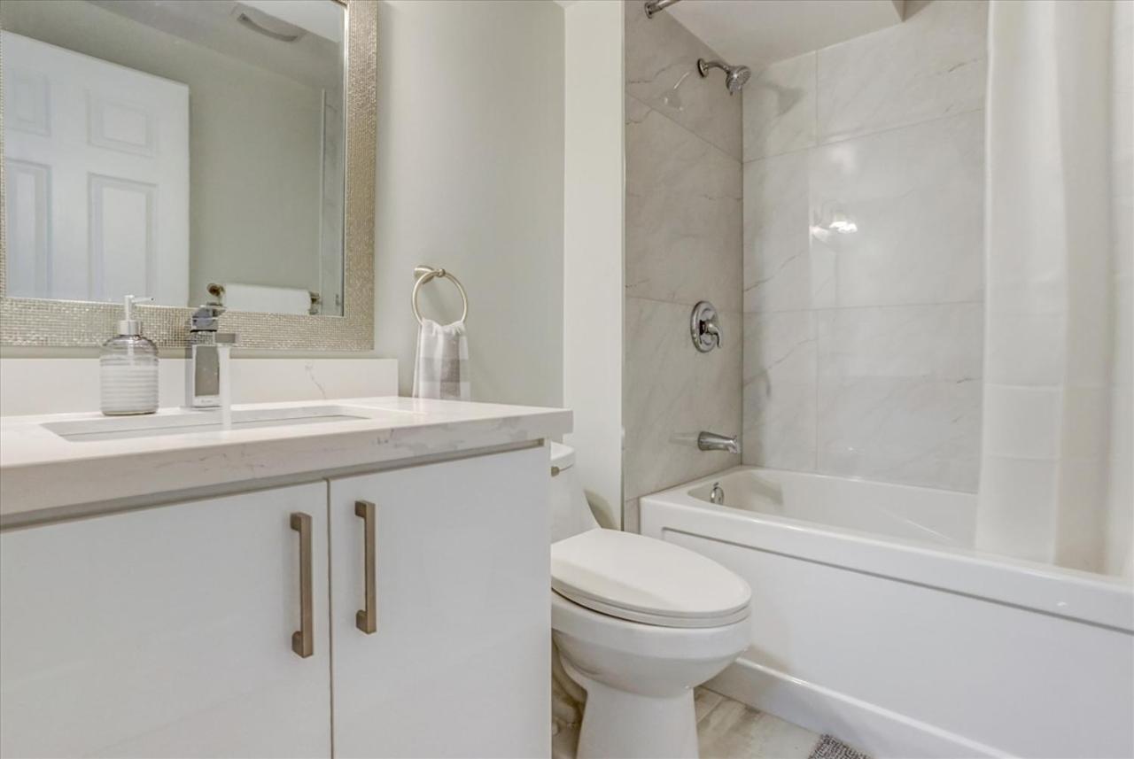 Stunning 7 Bedroom Rougeview With 2 Kitchens, 5 Bathrooms, Amazing Backyard & 8-car Parking *