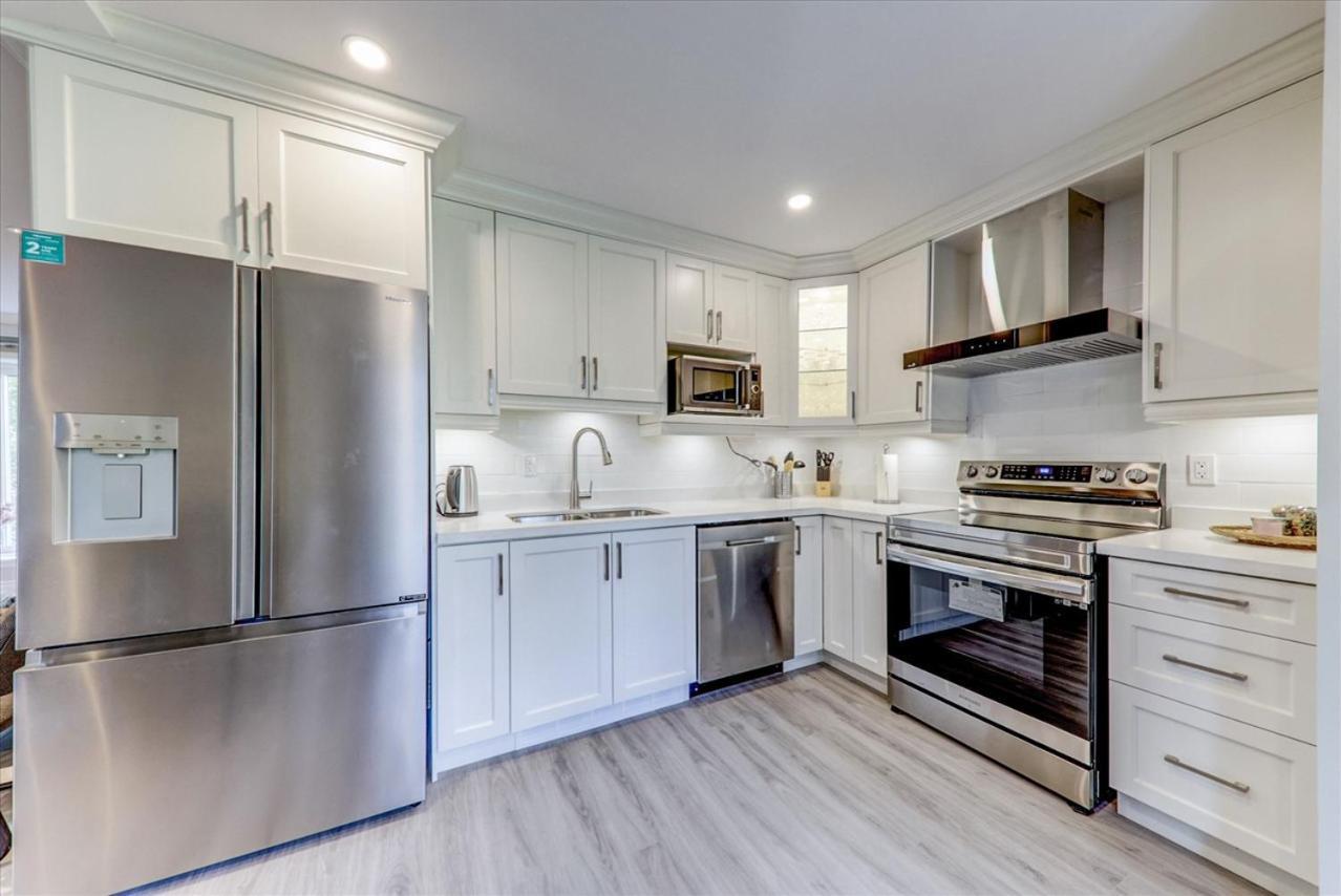 Stunning 7 Bedroom Rougeview With 2 Kitchens, 5 Bathrooms, Amazing Backyard & 8-car Parking Holiday home
