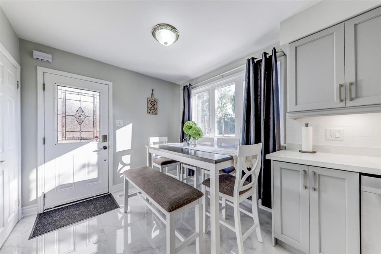 Stunning 7 Bedroom Rougeview With 2 Kitchens, 5 Bathrooms, Amazing Backyard & 8-car Parking Holiday home Toronto