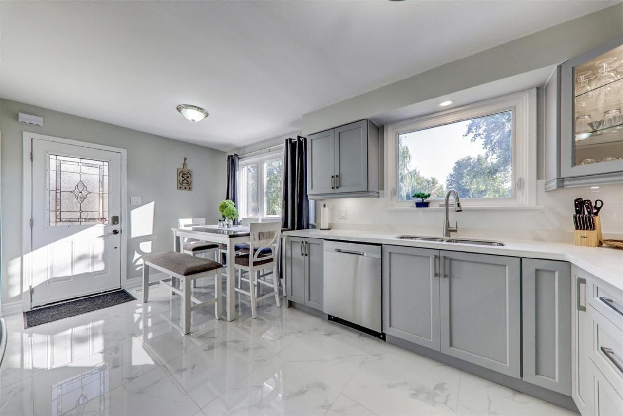 Holiday home Stunning 7 Bedroom Rougeview With 2 Kitchens, 5 Bathrooms, Amazing Backyard & 8-car Parking