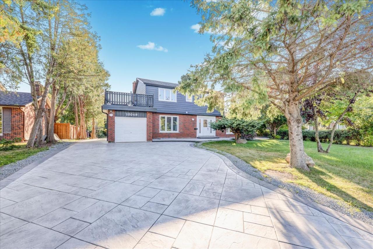 Stunning 7 Bedroom Rougeview With 2 Kitchens, 5 Bathrooms, Amazing Backyard & 8-car Parking Holiday home Toronto