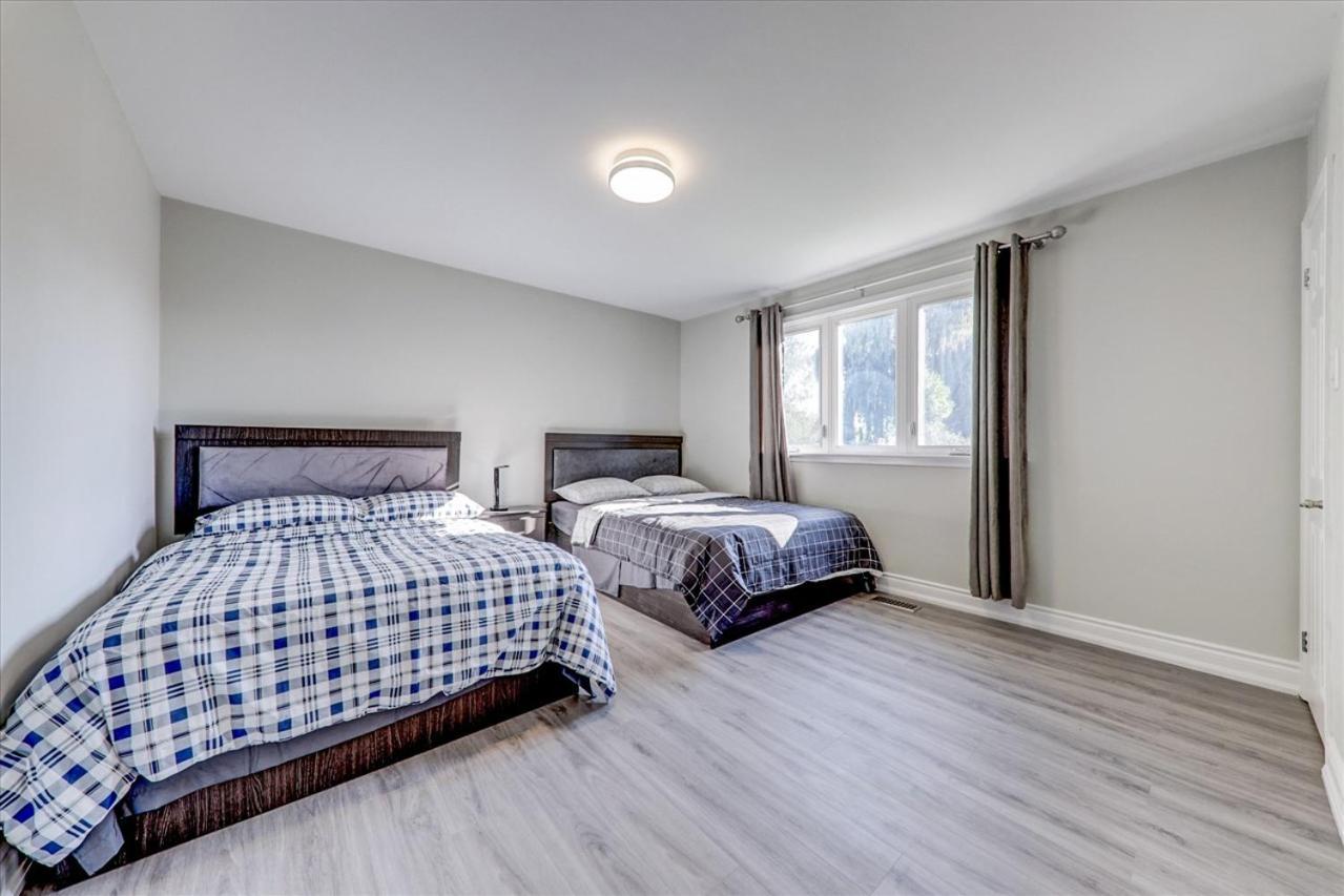Holiday home Stunning 7 Bedroom Rougeview With 2 Kitchens, 5 Bathrooms, Amazing Backyard & 8-car Parking Toronto