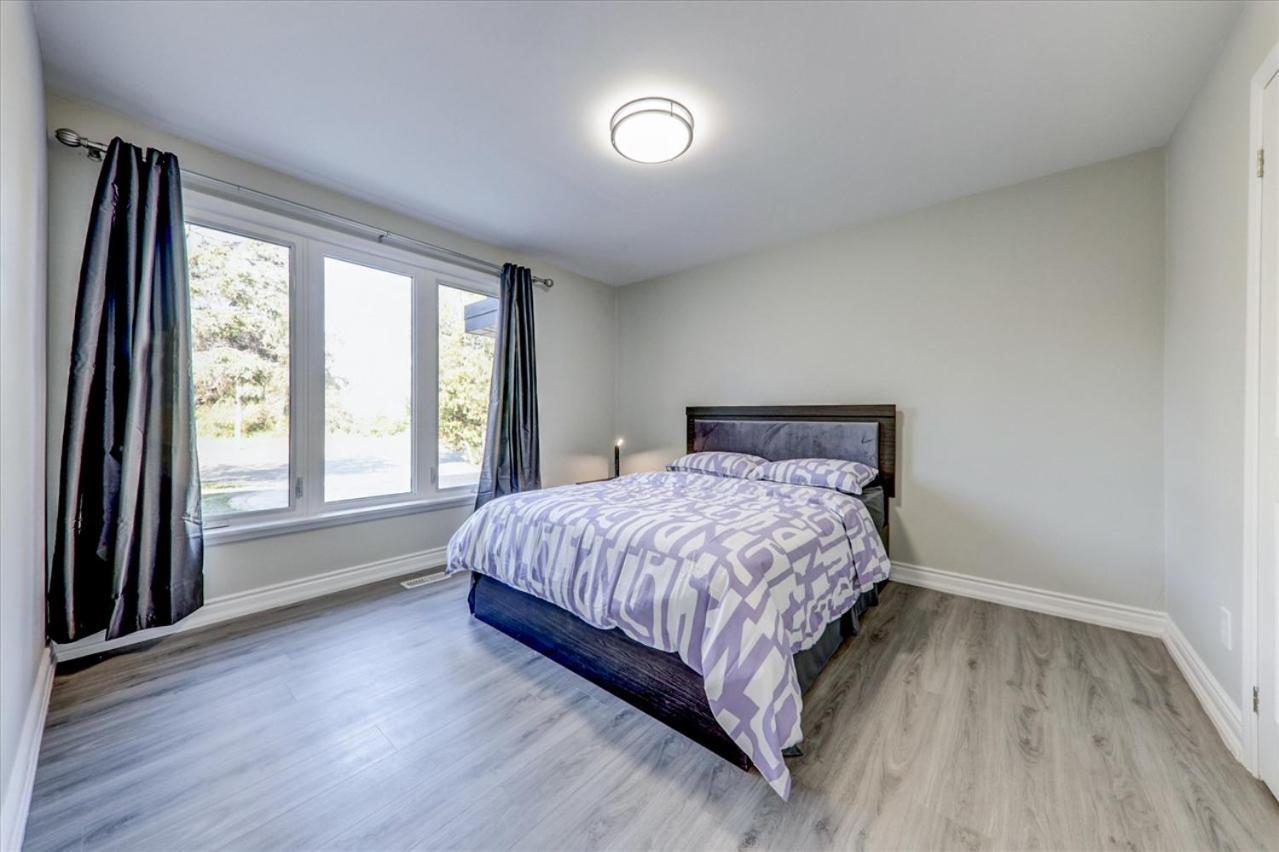 Holiday home Stunning 7 Bedroom Rougeview With 2 Kitchens, 5 Bathrooms, Amazing Backyard & 8-car Parking Toronto