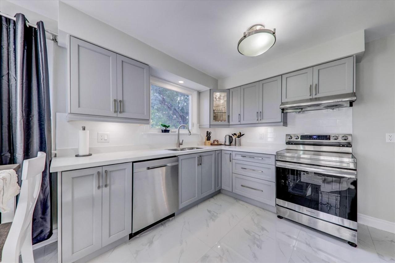 Stunning 7 Bedroom Rougeview With 2 Kitchens, 5 Bathrooms, Amazing Backyard & 8-car Parking Holiday home Toronto