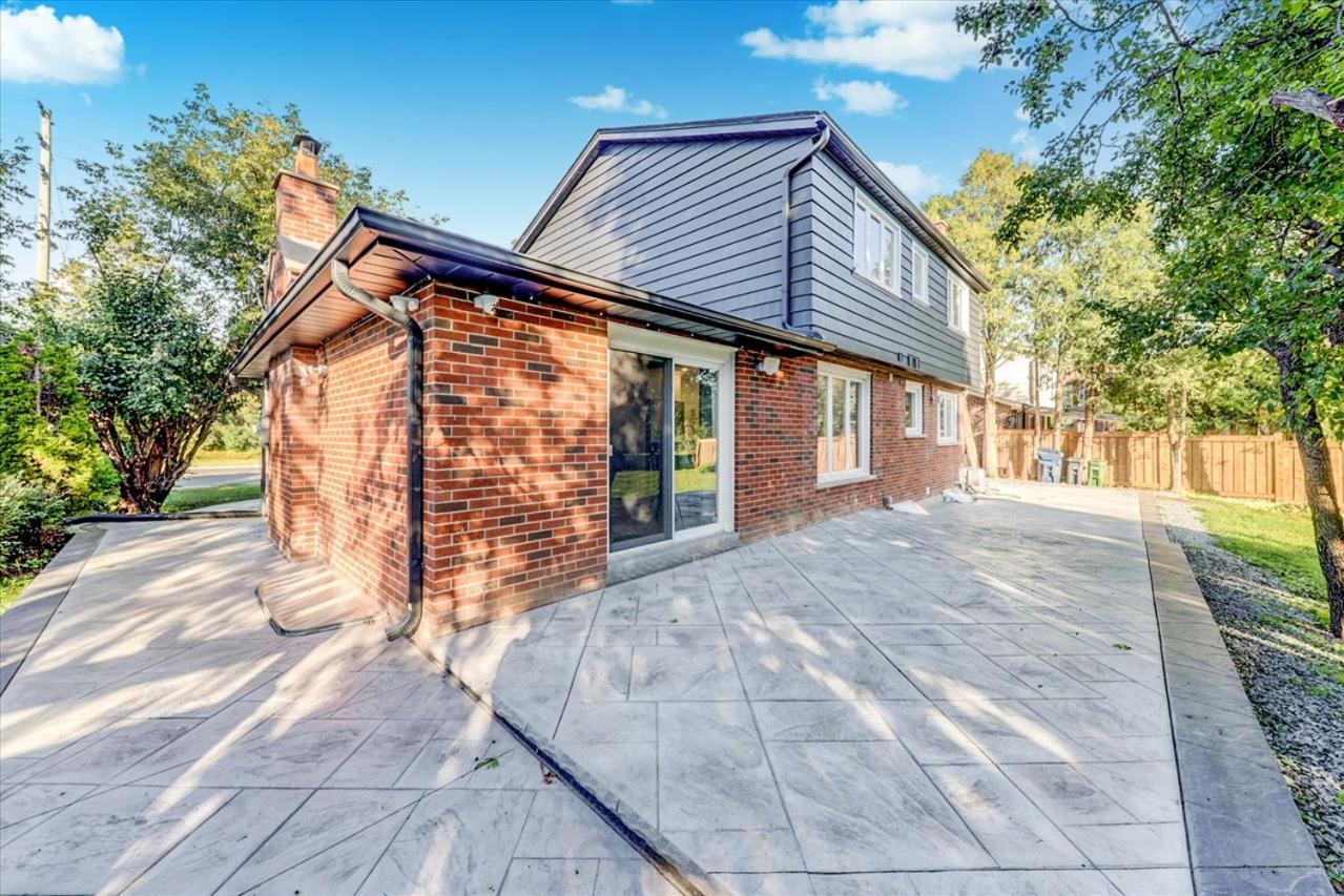 Stunning 7 Bedroom Rougeview With 2 Kitchens, 5 Bathrooms, Amazing Backyard & 8-car Parking *