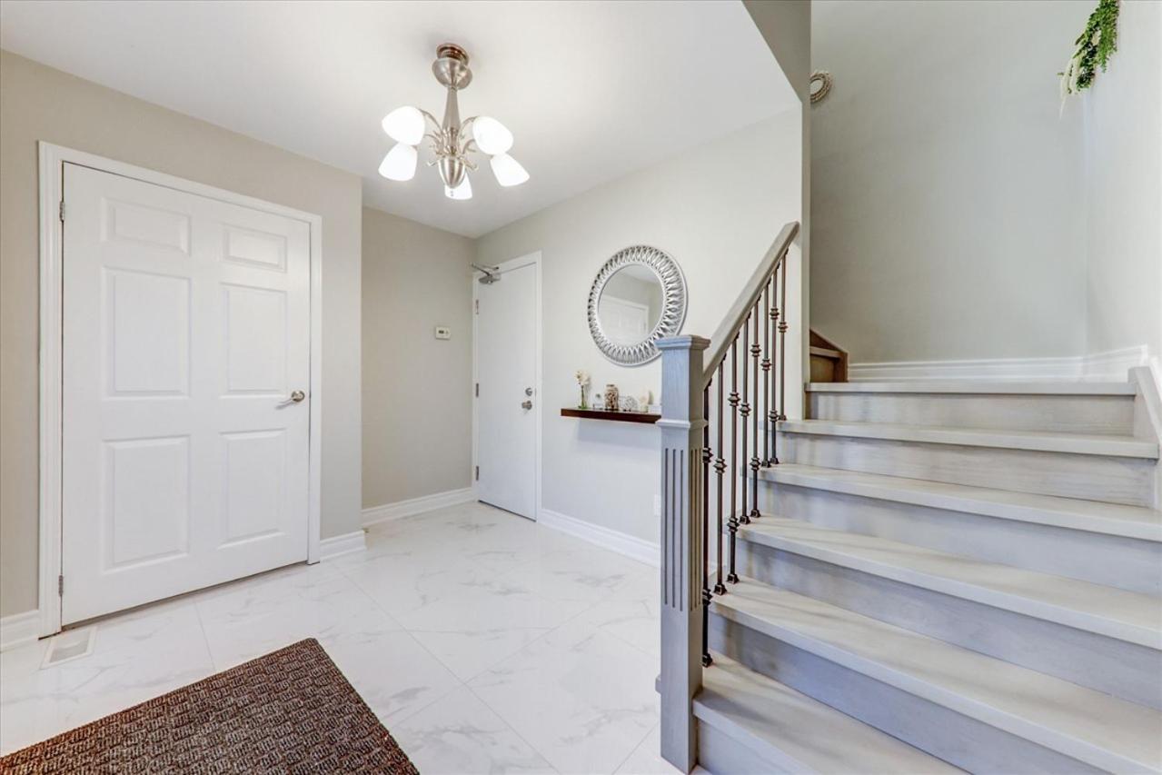 Stunning 7 Bedroom Rougeview With 2 Kitchens, 5 Bathrooms, Amazing Backyard & 8-car Parking Holiday home *