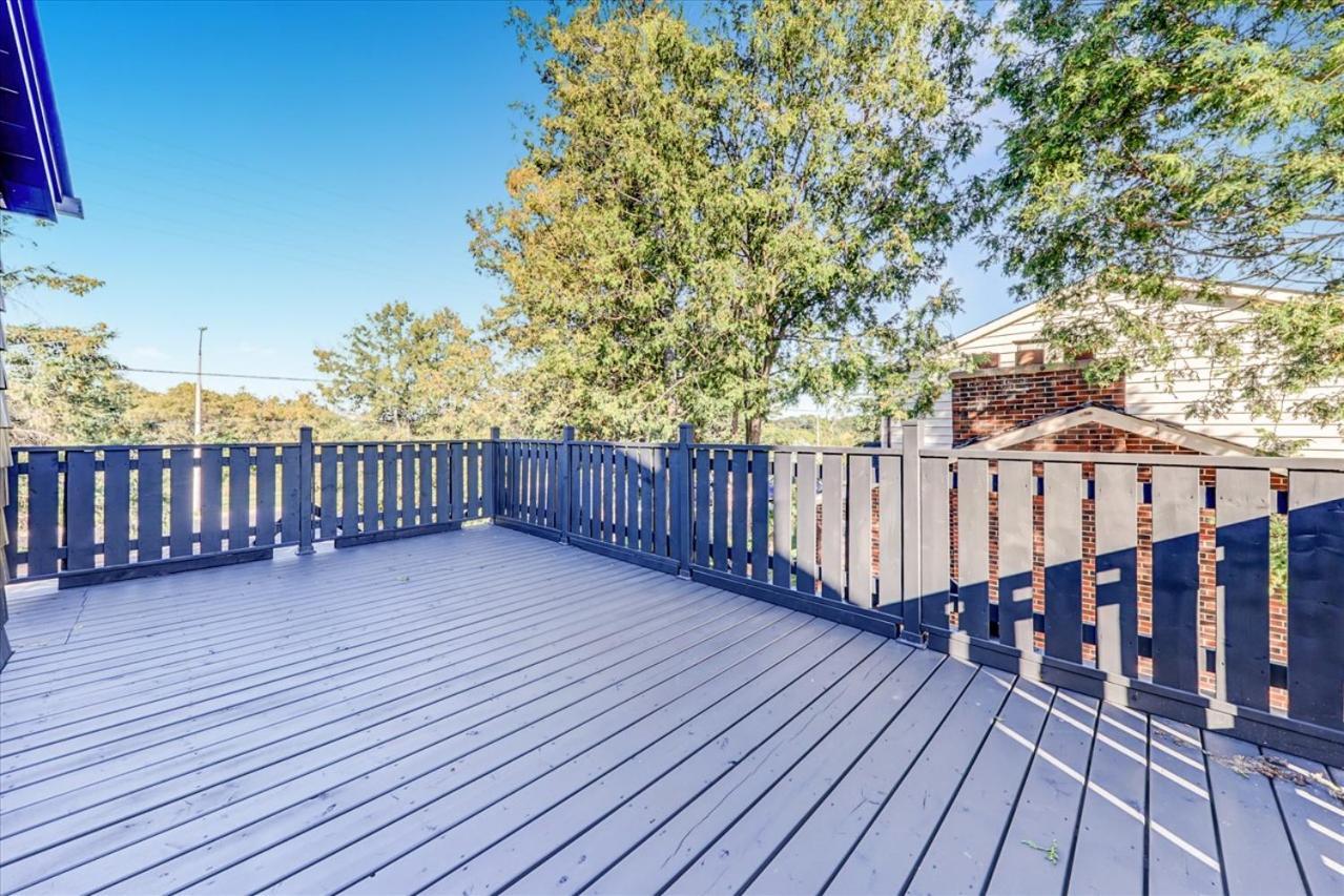 Stunning 7 Bedroom Rougeview With 2 Kitchens, 5 Bathrooms, Amazing Backyard & 8-car Parking Holiday home