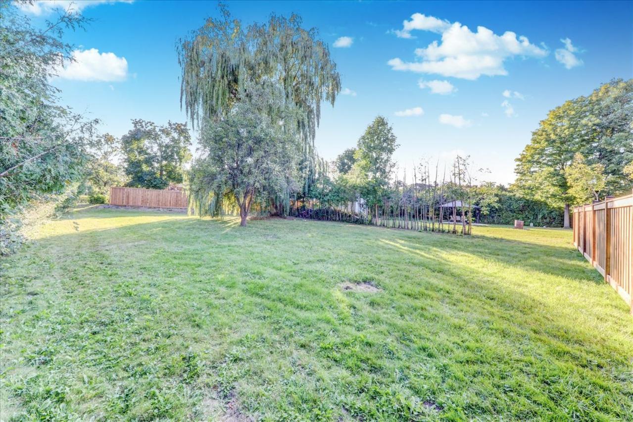 Stunning 7 Bedroom Rougeview With 2 Kitchens, 5 Bathrooms, Amazing Backyard & 8-car Parking