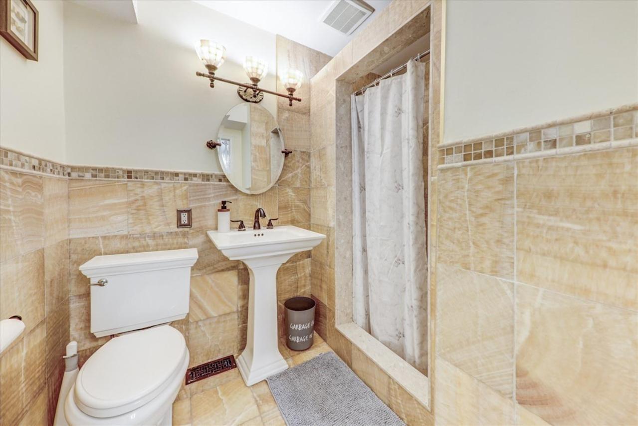 Holiday home Stunning 7 Bedroom Rougeview With 2 Kitchens, 5 Bathrooms, Amazing Backyard & 8-car Parking Toronto