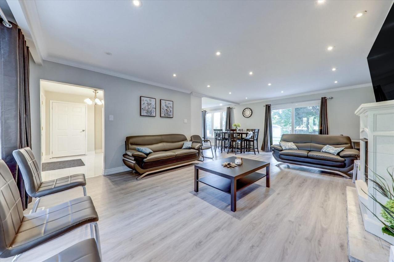 Stunning 7 Bedroom Rougeview With 2 Kitchens, 5 Bathrooms, Amazing Backyard & 8-car Parking Holiday home Toronto