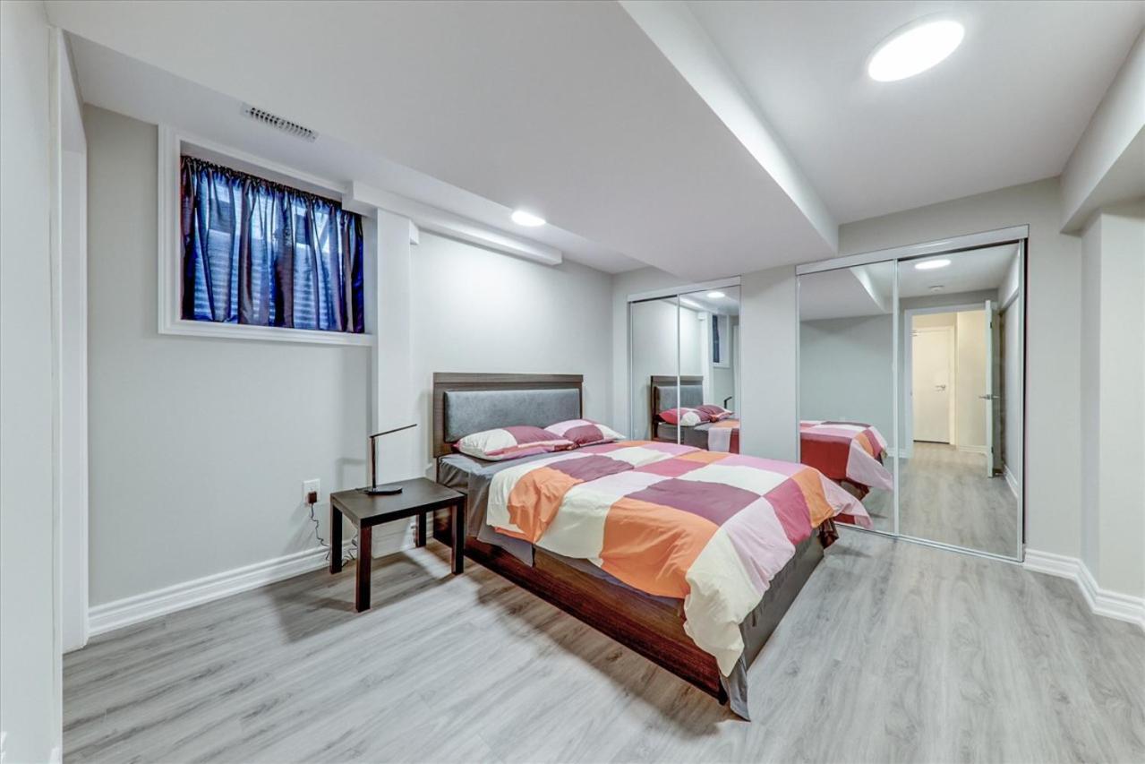 Stunning 7 Bedroom Rougeview With 2 Kitchens, 5 Bathrooms, Amazing Backyard & 8-car Parking *