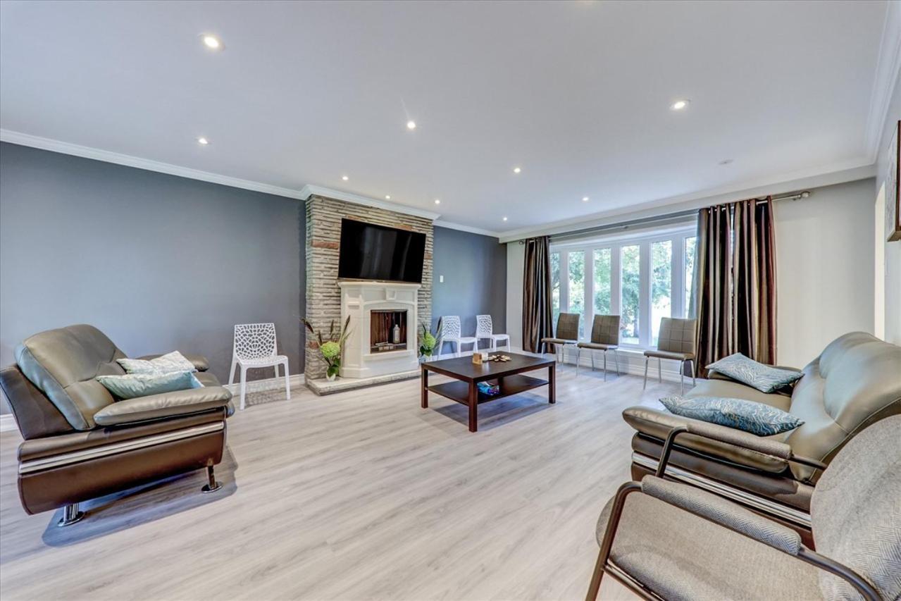 Holiday home Stunning 7 Bedroom Rougeview With 2 Kitchens, 5 Bathrooms, Amazing Backyard & 8-car Parking