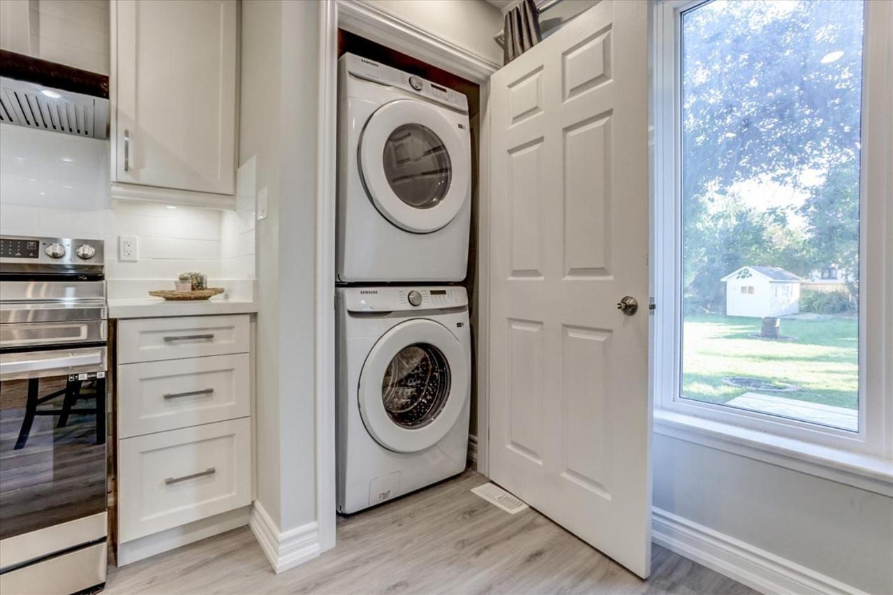 Stunning 7 Bedroom Rougeview With 2 Kitchens, 5 Bathrooms, Amazing Backyard & 8-car Parking Holiday home Toronto