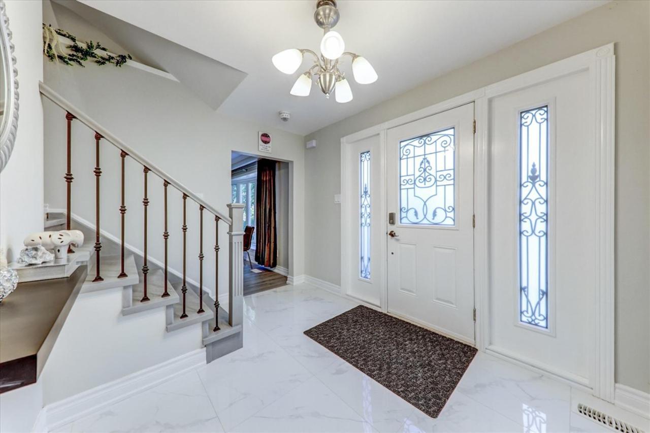 Stunning 7 Bedroom Rougeview With 2 Kitchens, 5 Bathrooms, Amazing Backyard & 8-car Parking Holiday home