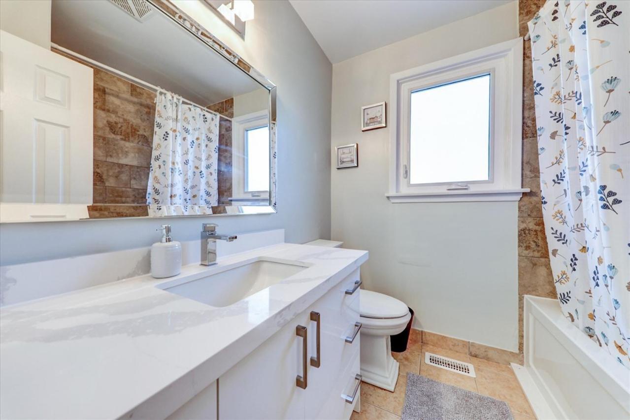 Holiday home Stunning 7 Bedroom Rougeview With 2 Kitchens, 5 Bathrooms, Amazing Backyard & 8-car Parking *