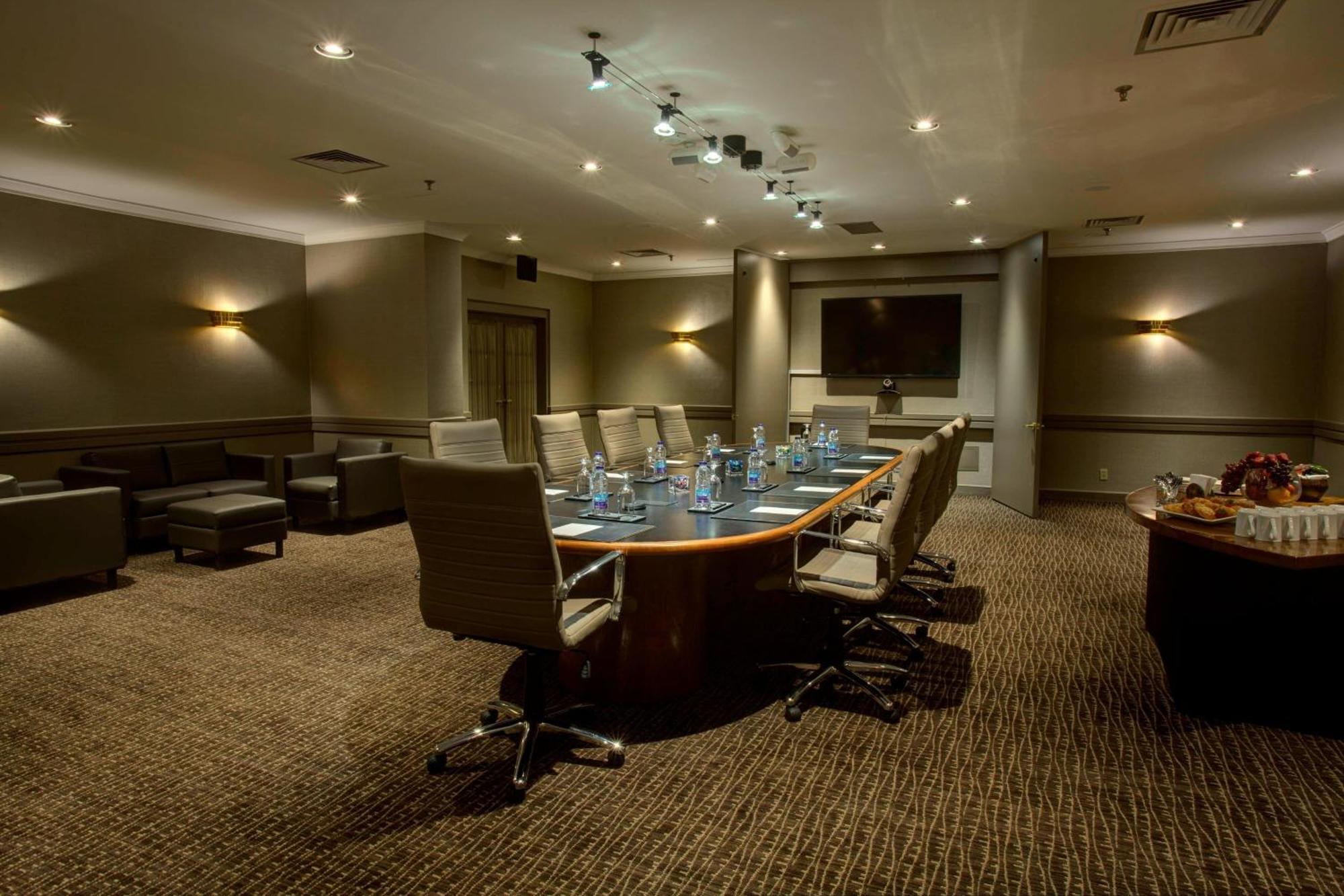Hotel Delta By Marriott Airport & Conference Centre 4*