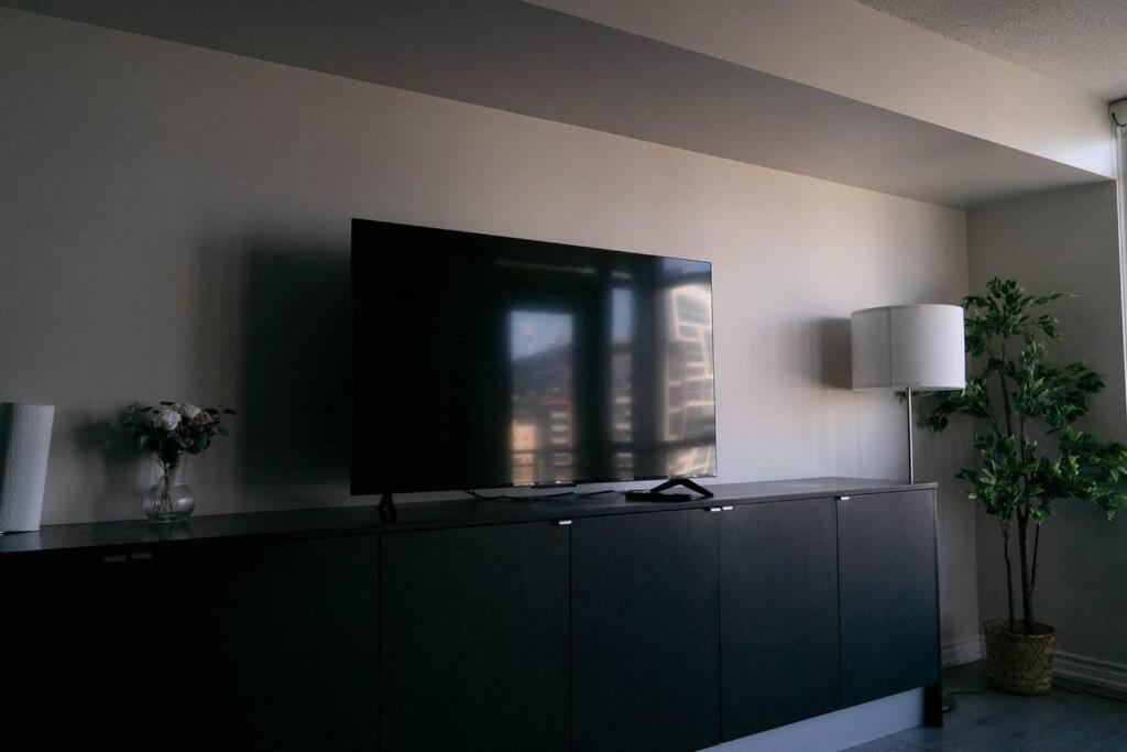 Beautiful And 3 Bedroom With Parking Apartment *