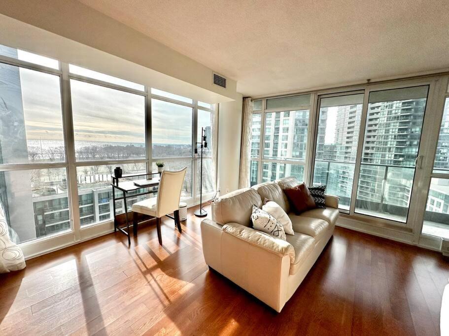 Apartment View W/parking! Toronto