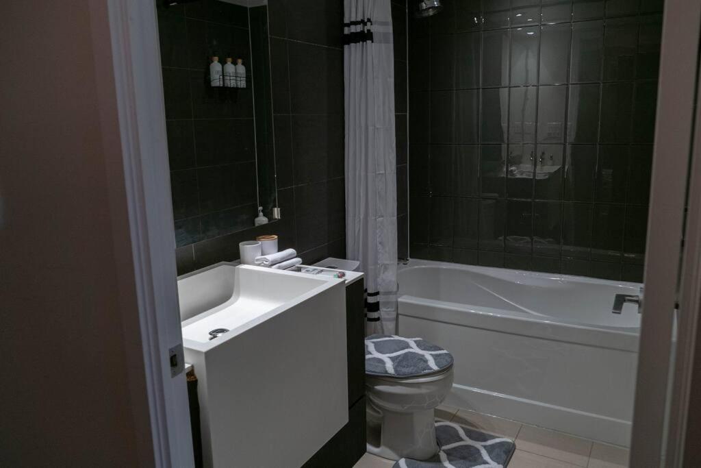 Beautiful And 3 Bedroom With Parking