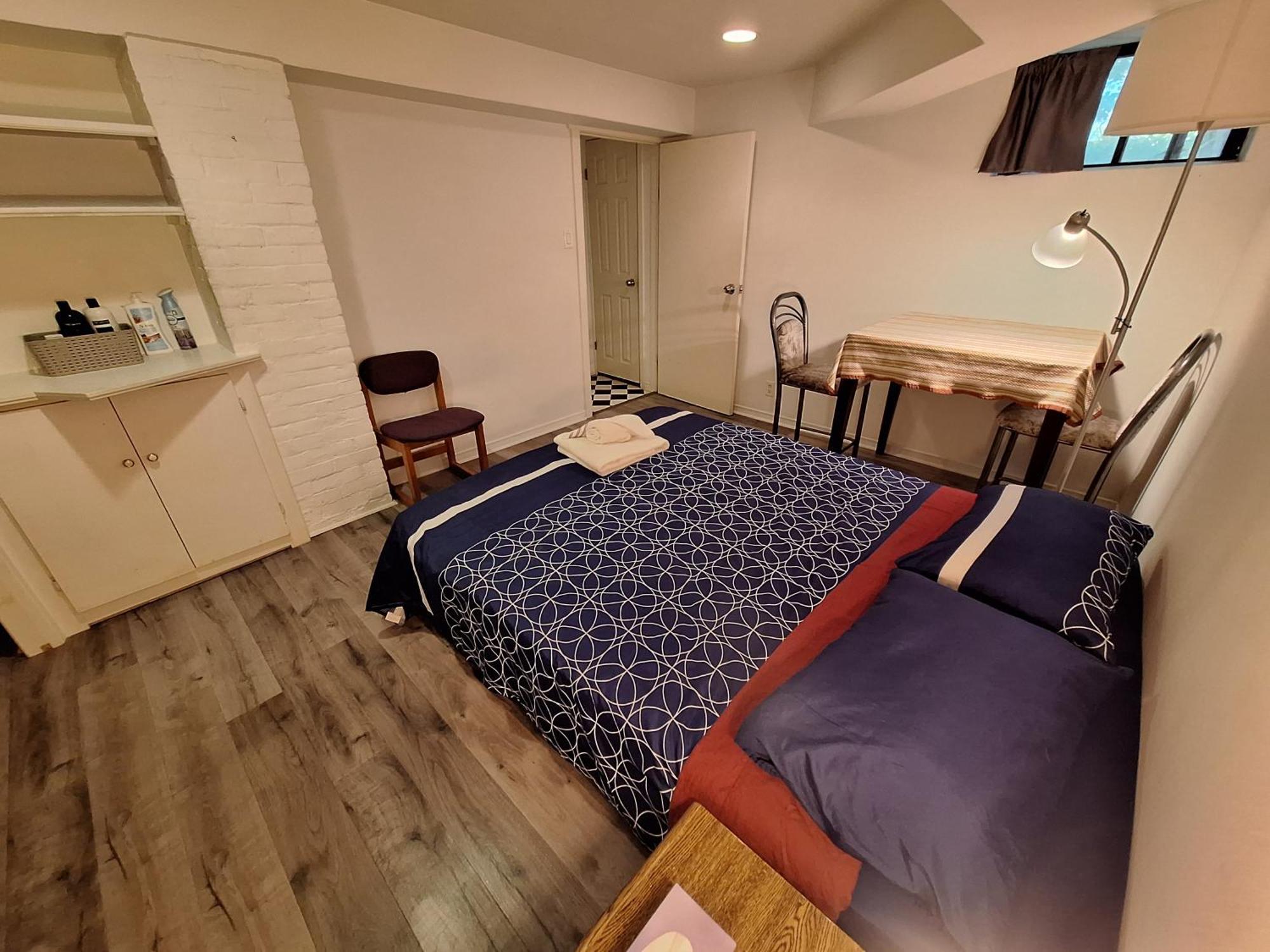 Spacious Next To Subway Line 1 Midtown Toronto