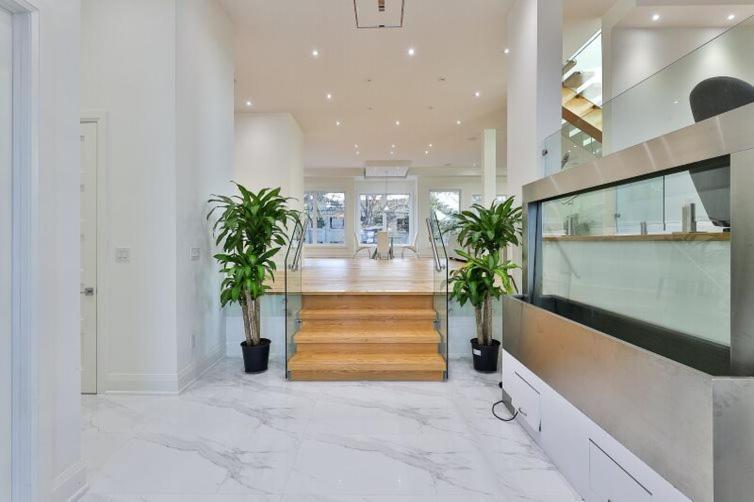 Executive In Next To Yorkdale Shopping Centre