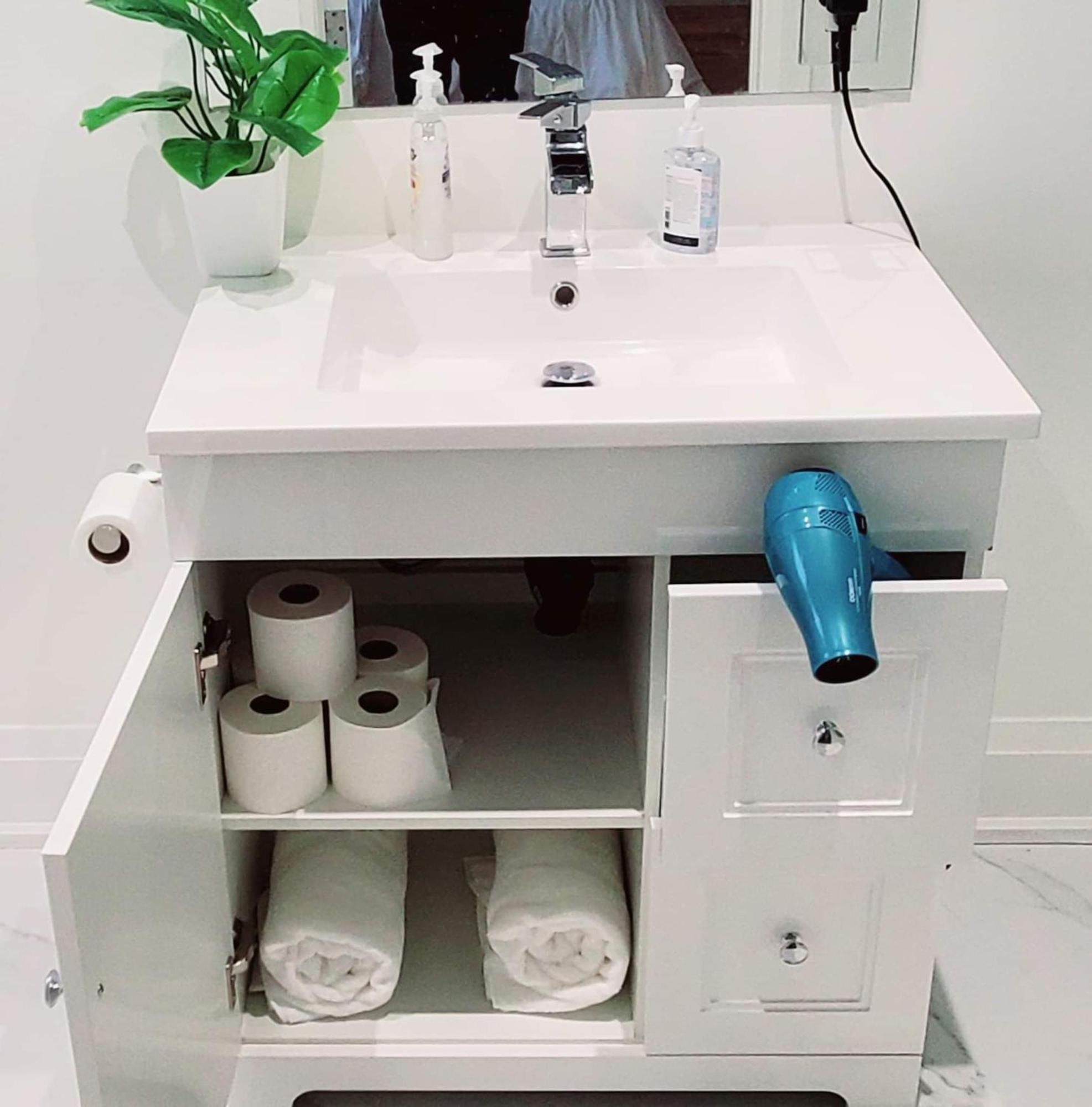 Executive In Next To Yorkdale Shopping Centre * Toronto