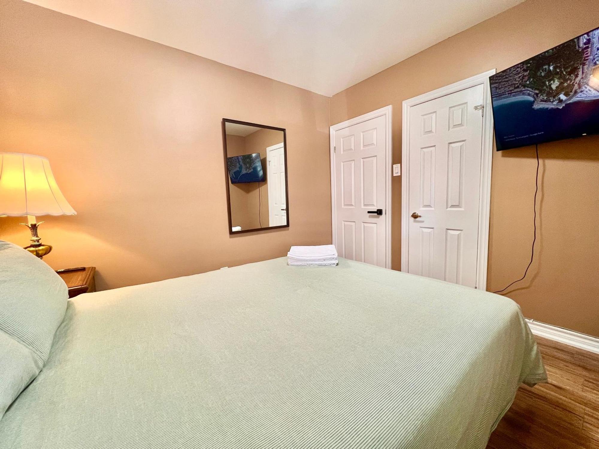 Newly Renovated Detached Near Finch Subway Station Homestay Toronto