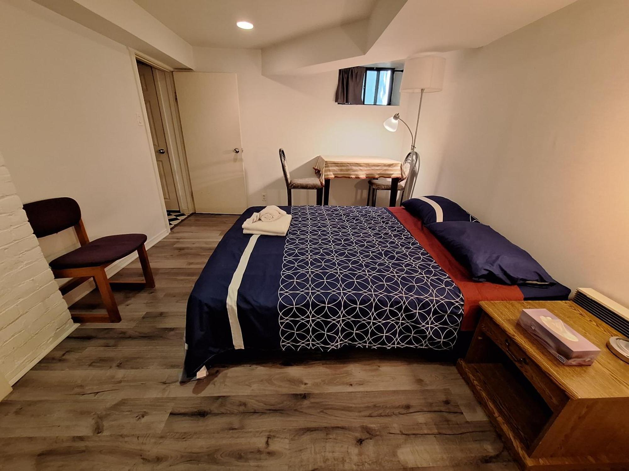Homestay Midtown Next To Subway Line 1 Toronto