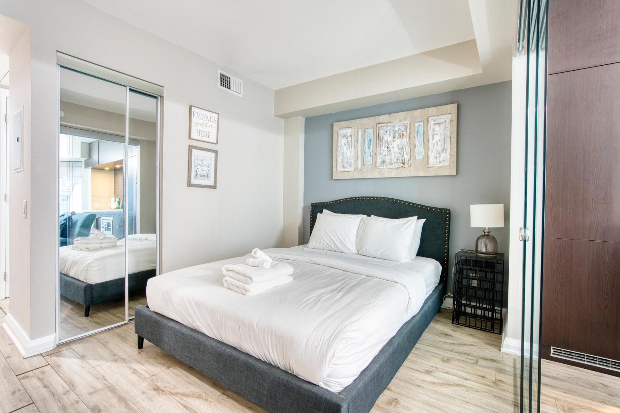 Modern 1 Bedroom Sleeps 3 Yorkville Stk Apartment