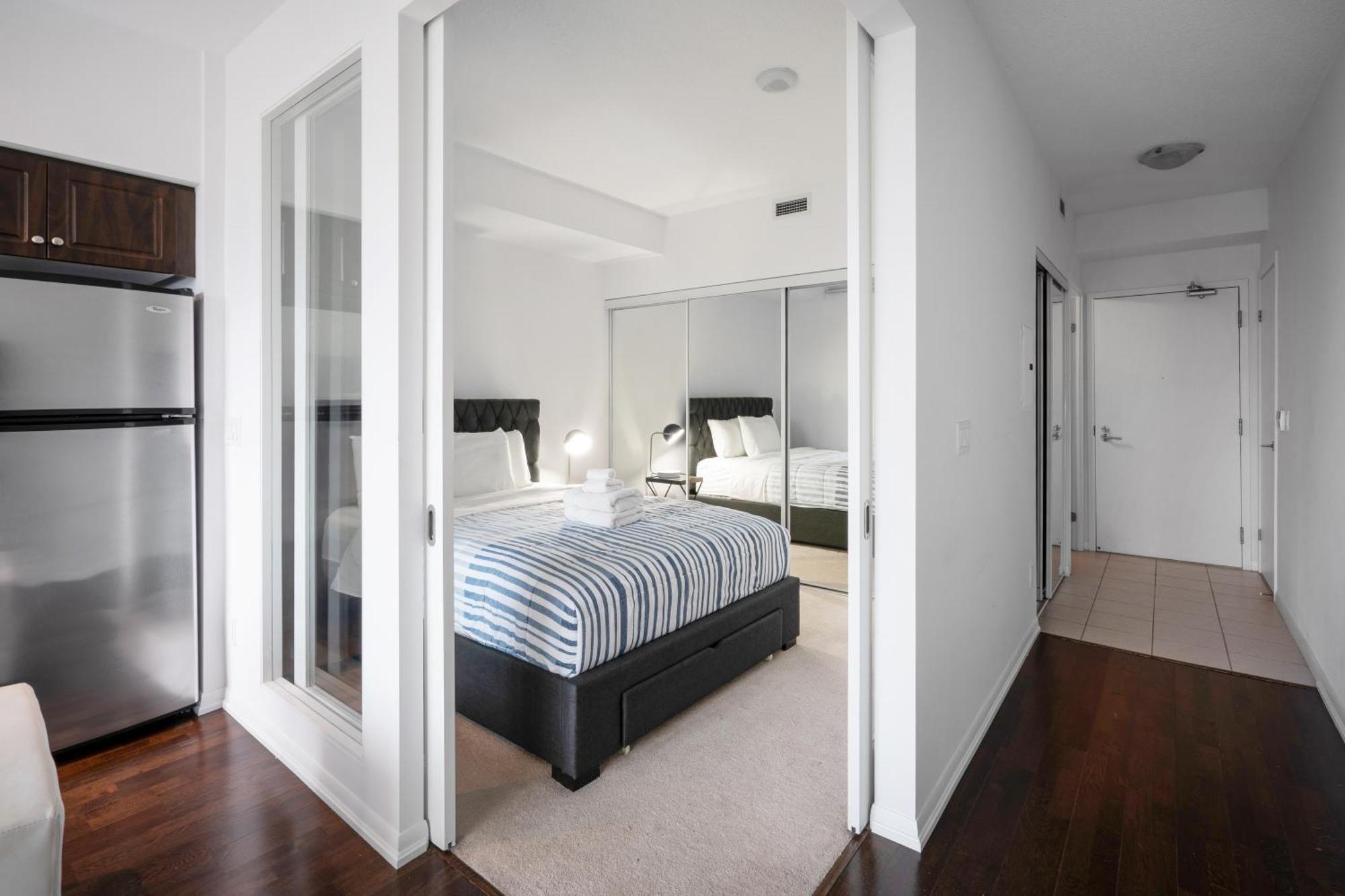 Apartment Downtown 1 Bdrm With Parking And Views *