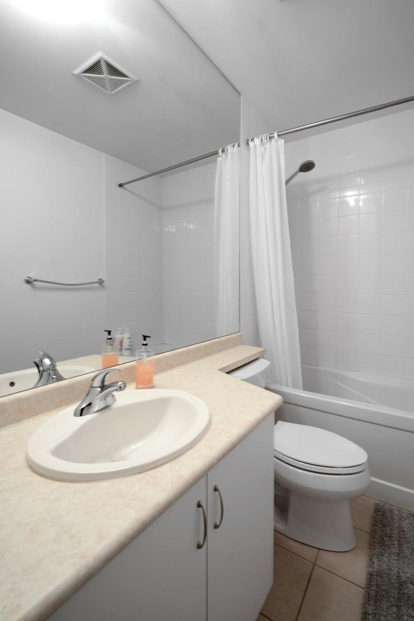 Downtown 1 Bdrm With Parking And Views *