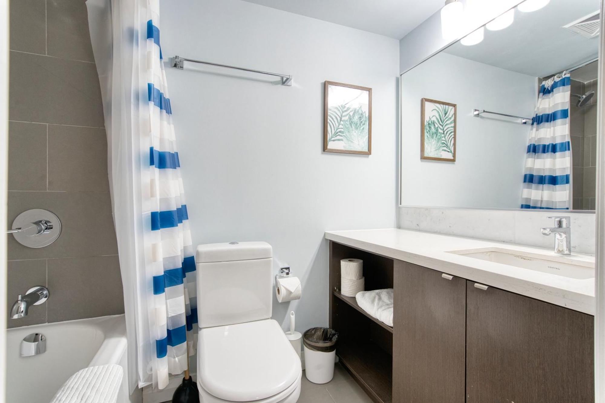 Modern 1 Bedroom Sleeps 3 Yorkville Stk Apartment *