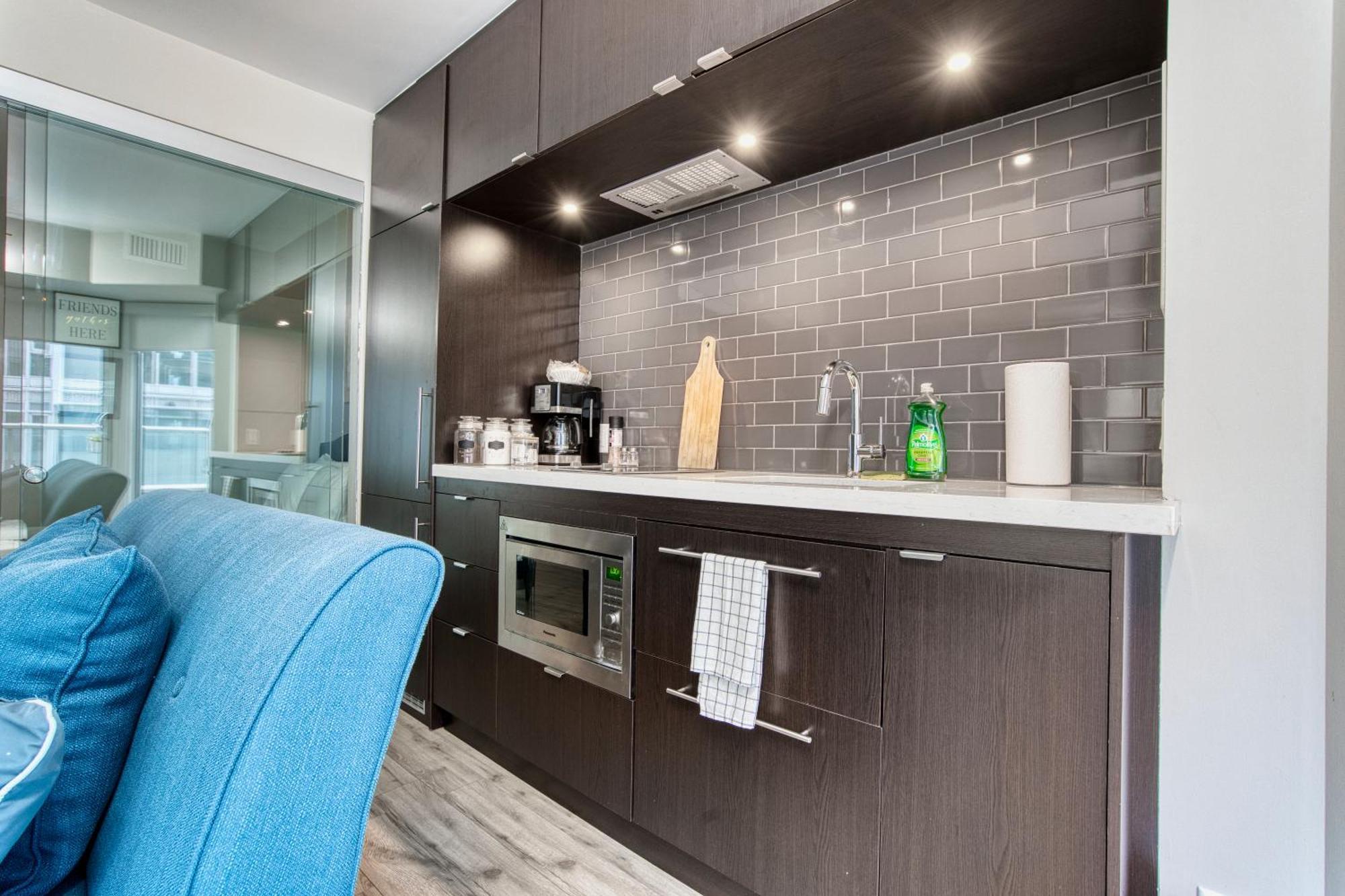 Modern 1 Bedroom Sleeps 3 Yorkville Stk Apartment Toronto