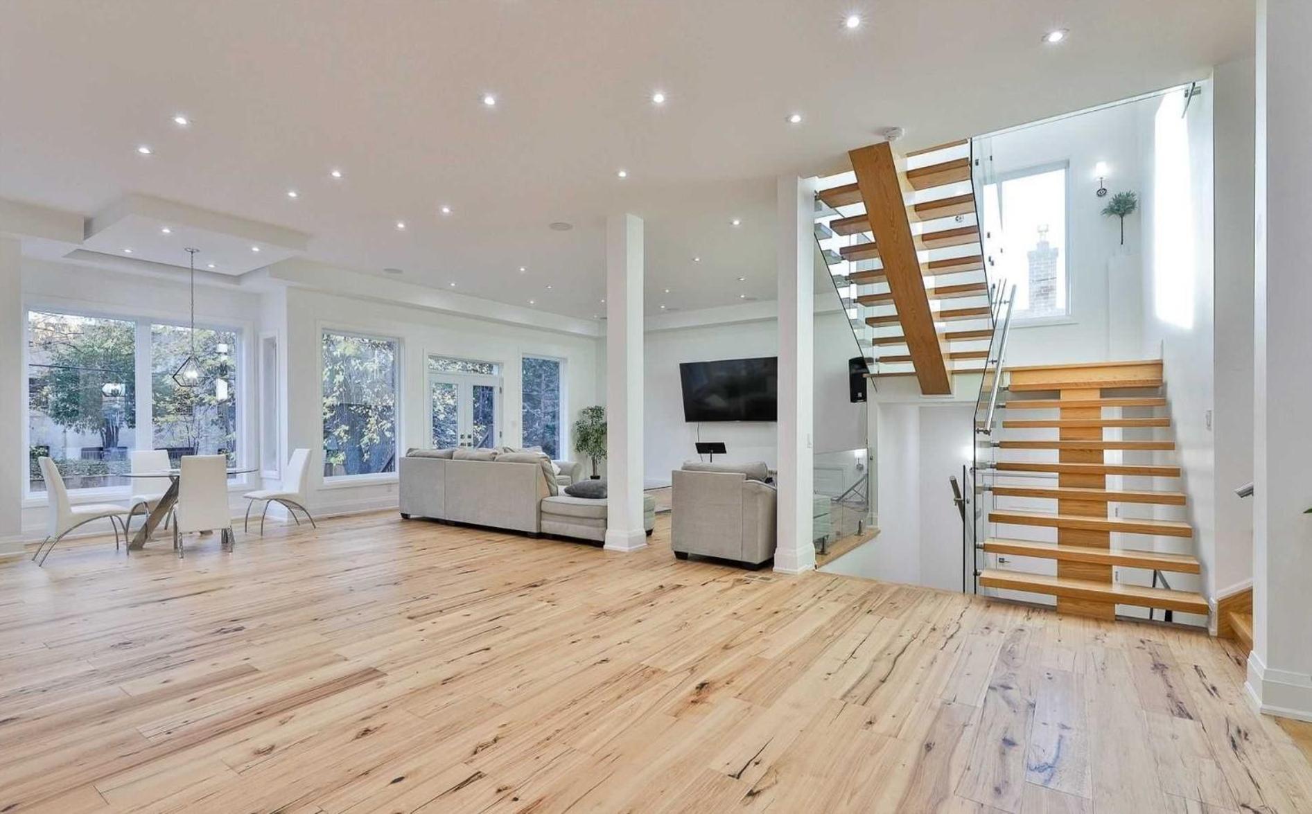 Executive In Next To Yorkdale Shopping Centre *