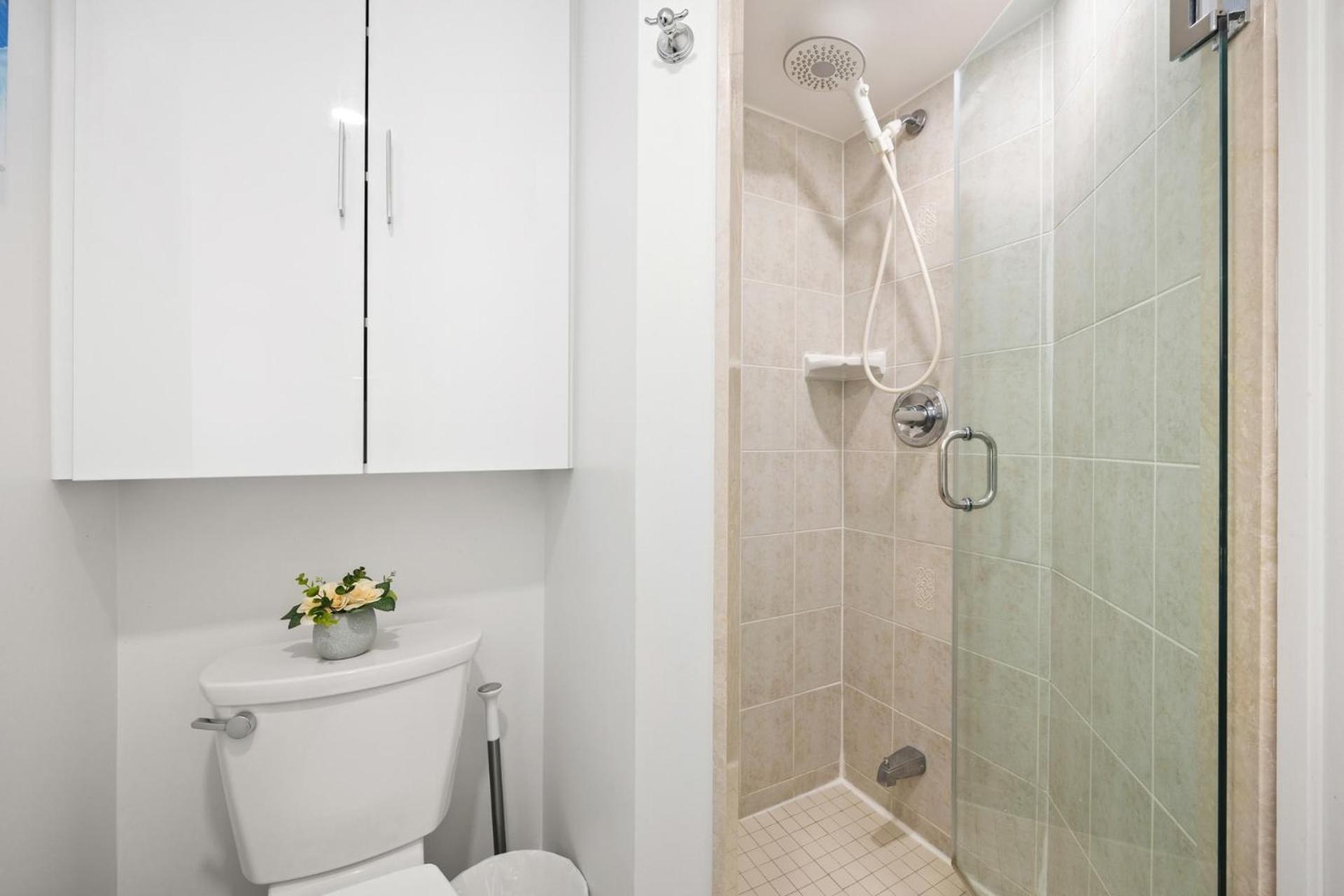 Holiday home Modern 2-bedroom W Floor To Ceiling Windows Toronto