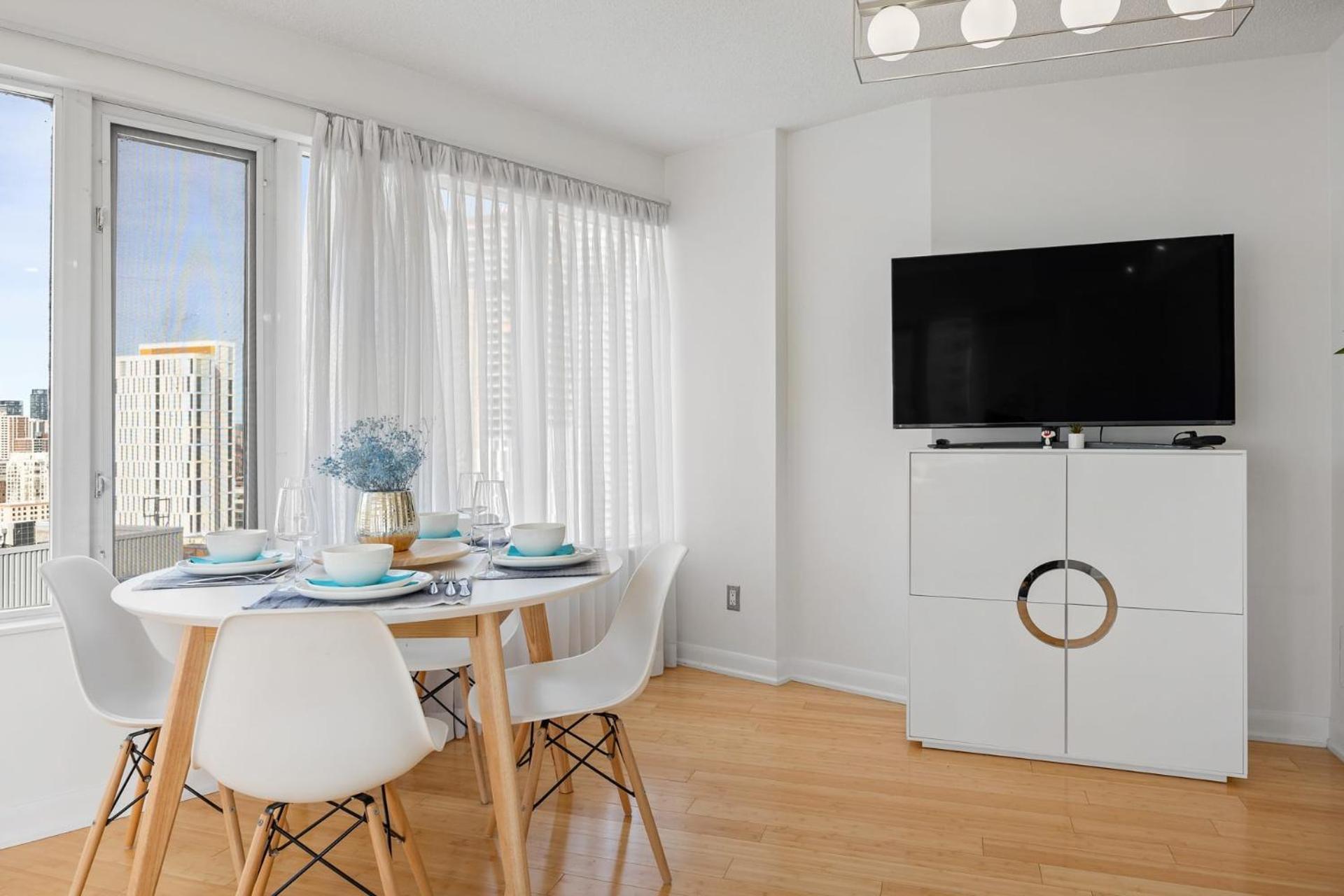 Modern 2-bedroom W Floor To Ceiling Windows *