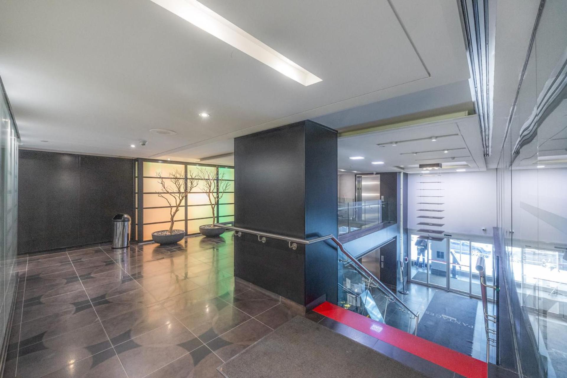 Modern 2-bedroom W Floor To Ceiling Windows Holiday home *