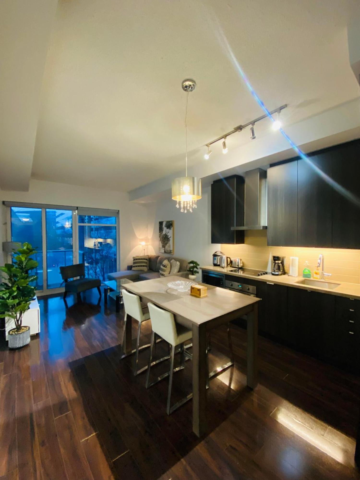 Rivetstays - The Atmos Apartment Toronto