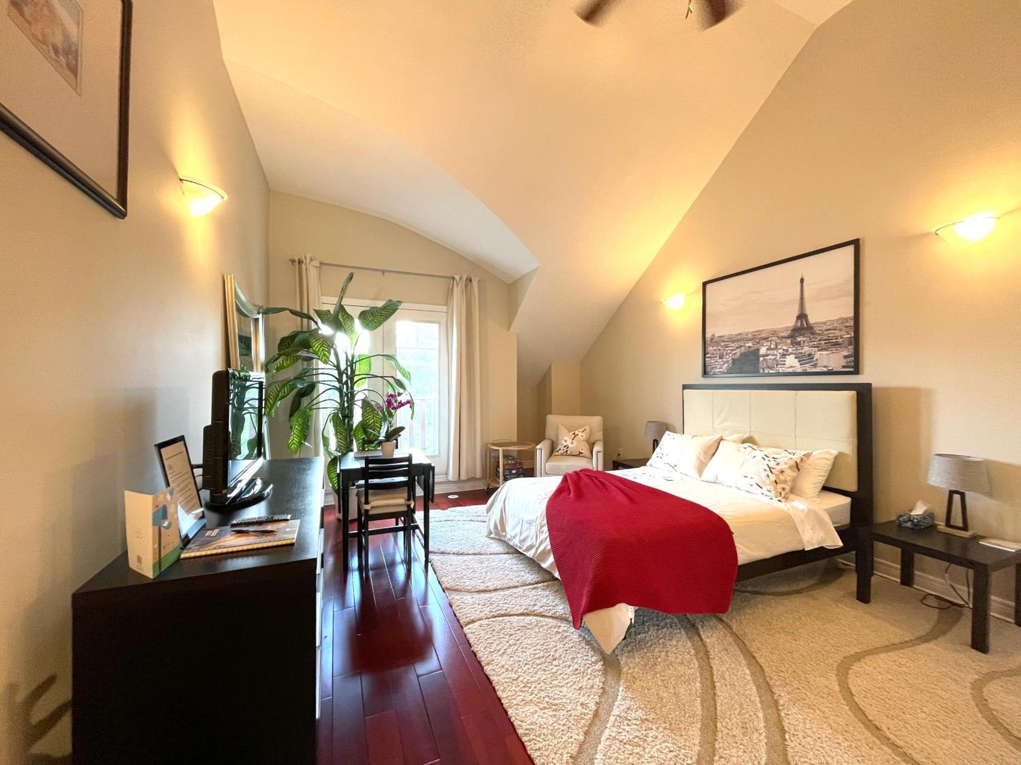 Stunning In Townhouse Across The * Toronto