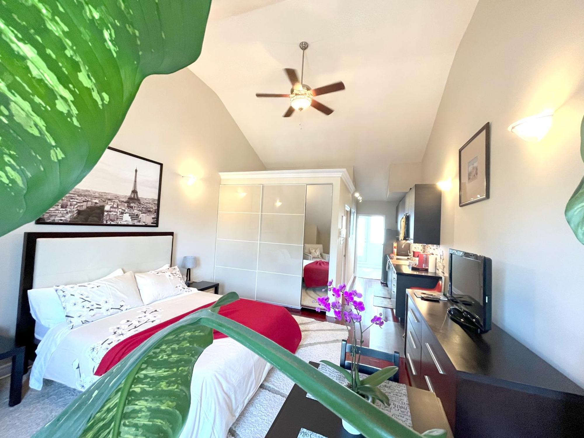 Homestay Stunning In Townhouse Across The *