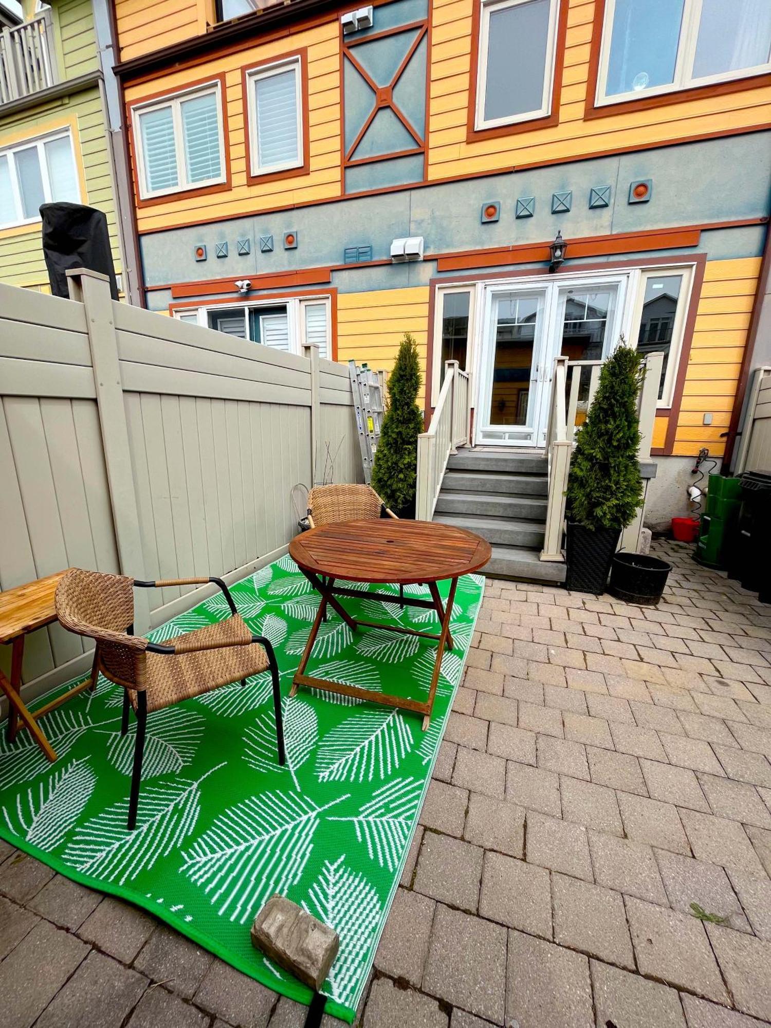 Homestay Stunning In Townhouse Across The *