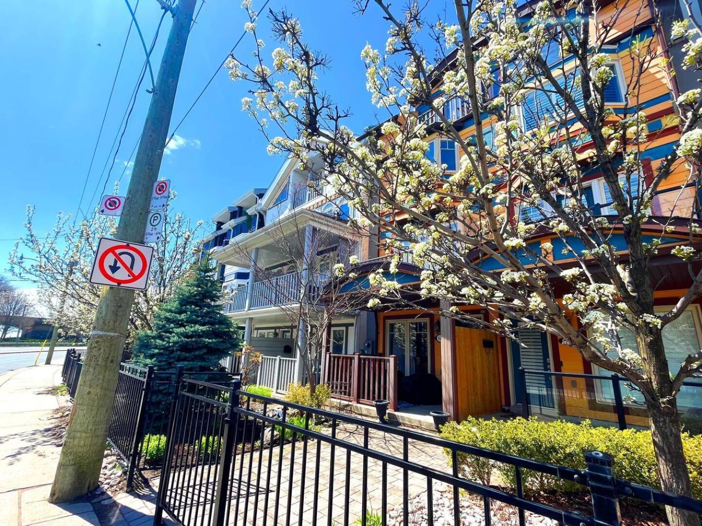 Stunning In Townhouse Across The Homestay