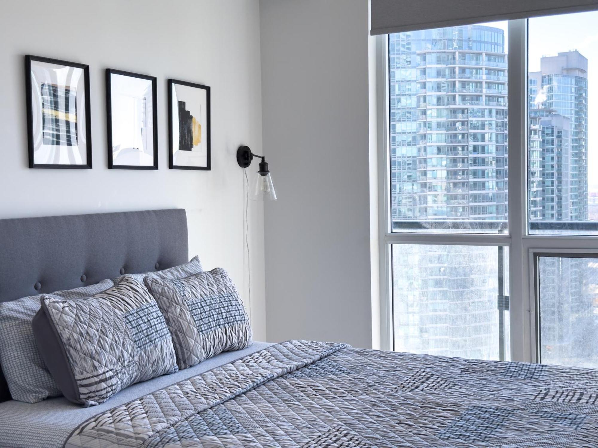 Luxurious 2 Beds Near Cn Tower Scotia Arena Rogers Centre & Free Parking Apartment