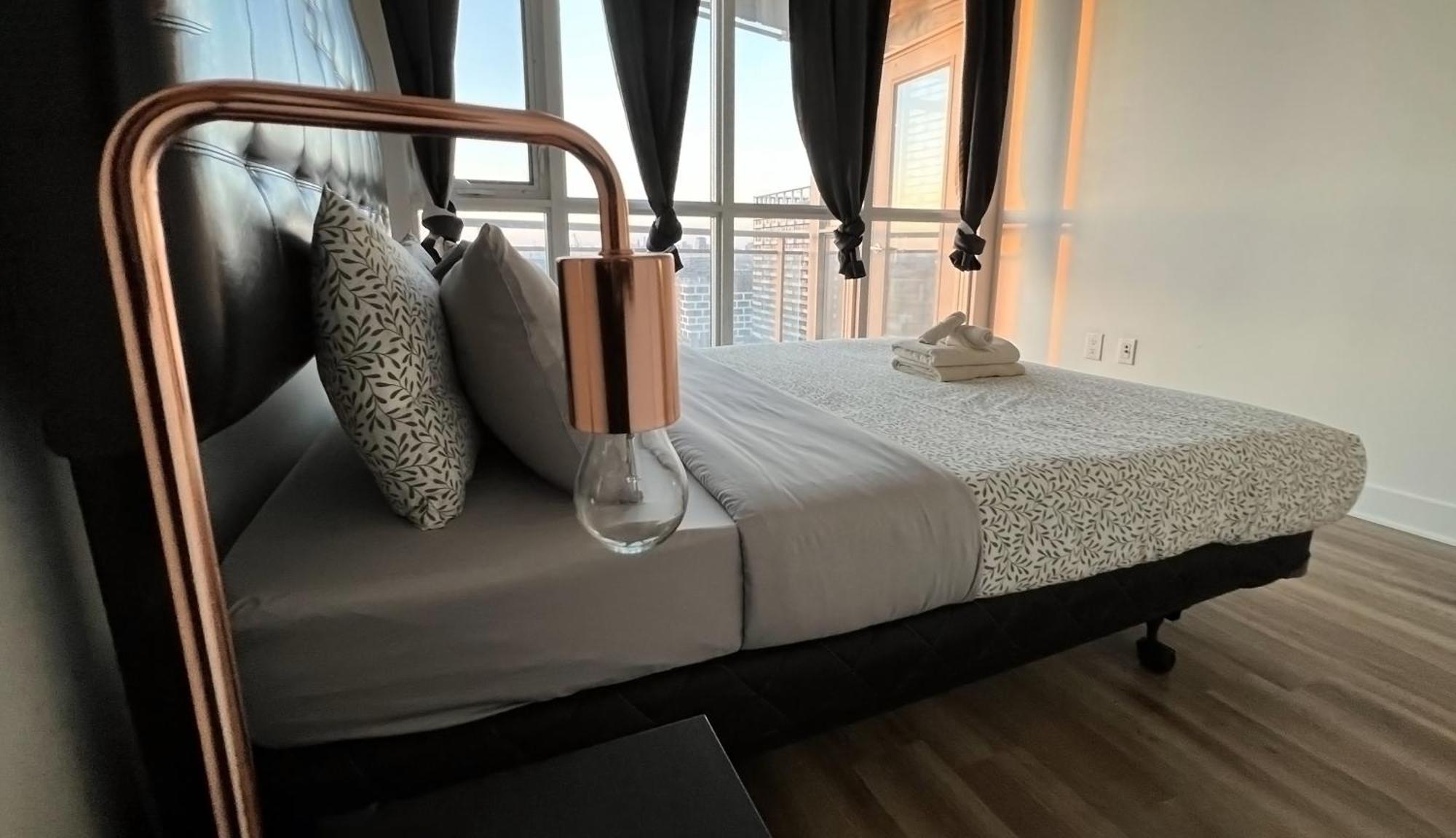 Stunning Luxurious Lakeview By Cn Tower
