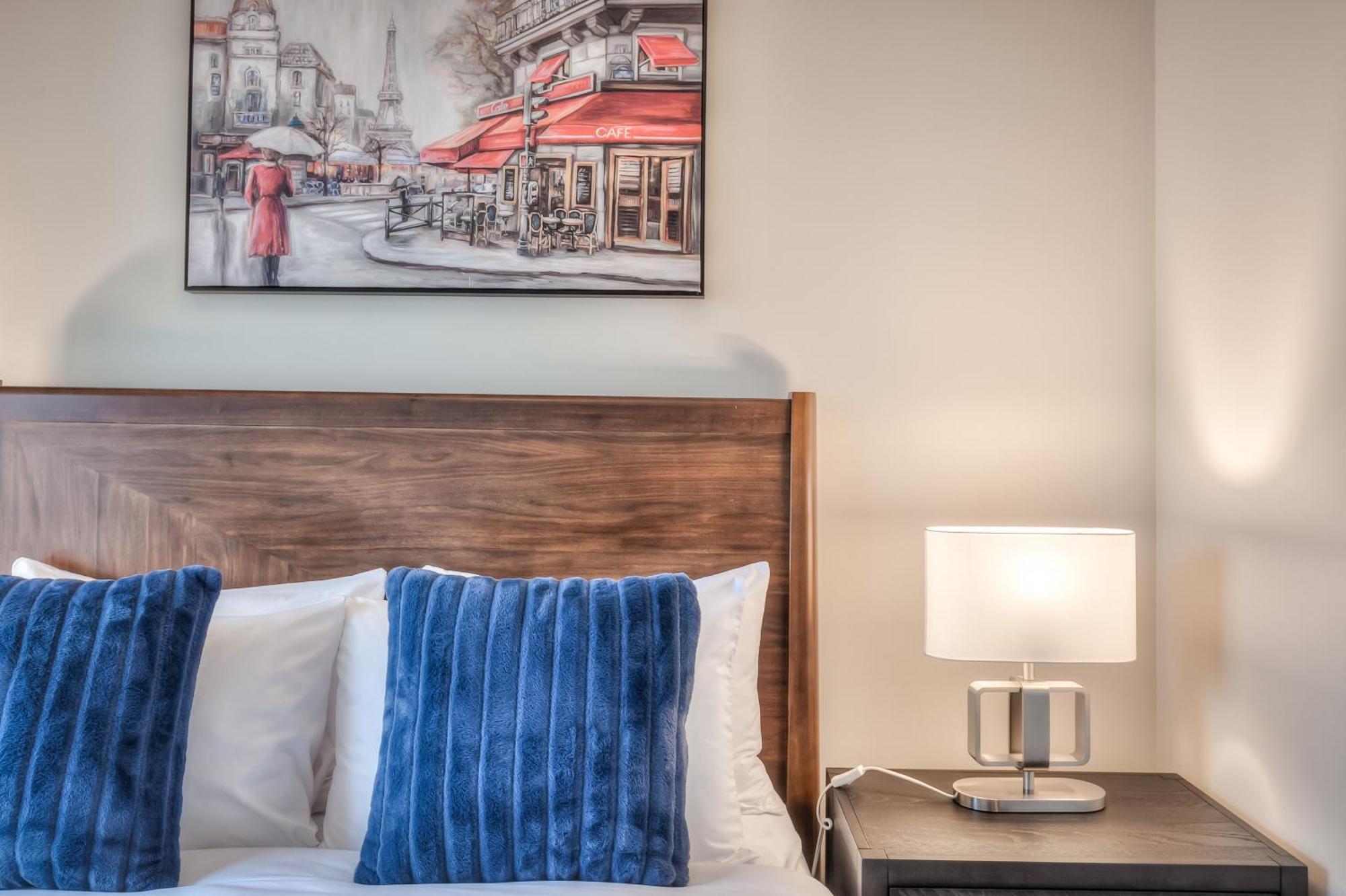 Rivetstays - The Atmos * Toronto