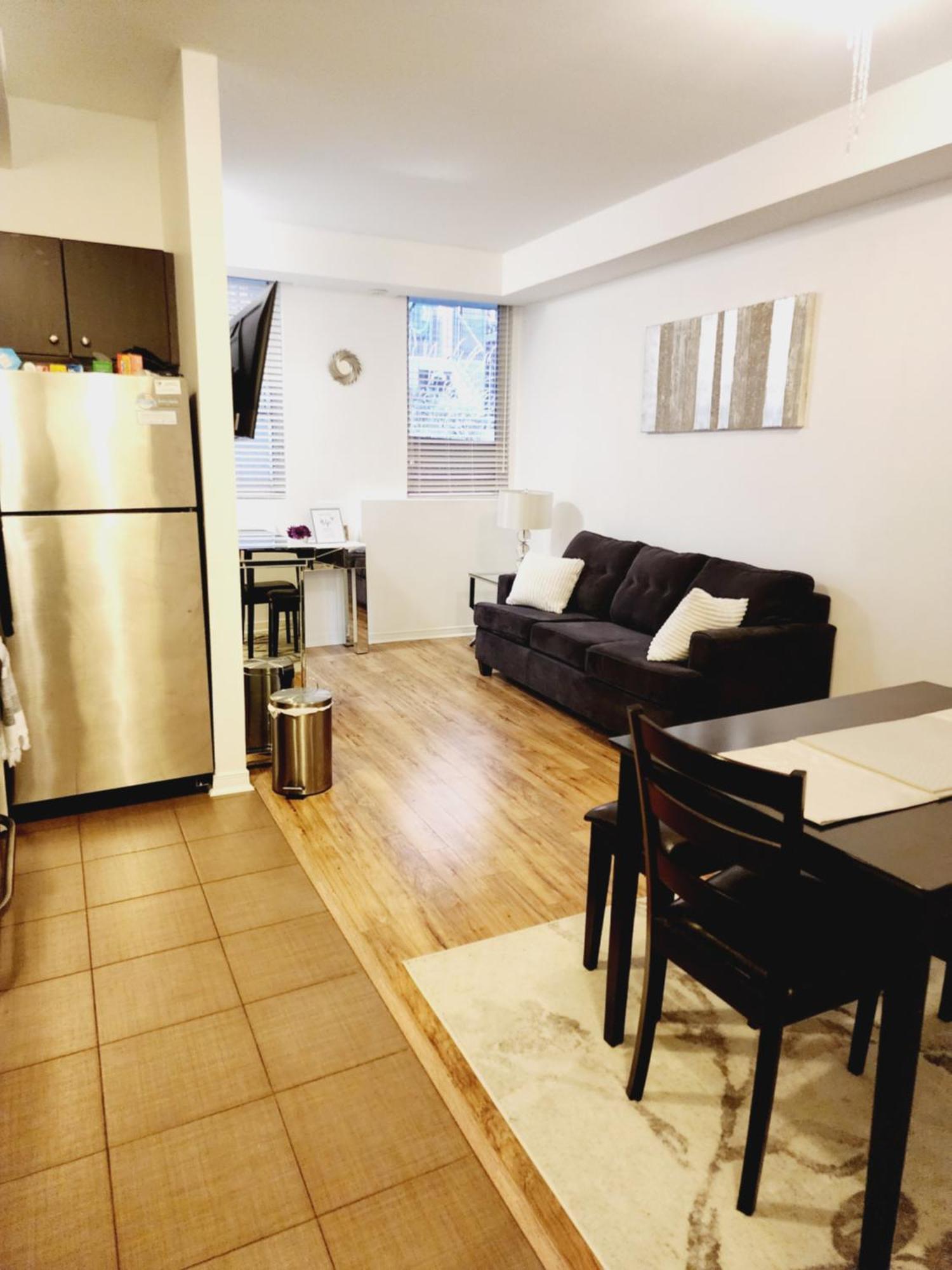 Beautiful Townhouse Near Yorkdale Mall, Wilson Subway Apartment *