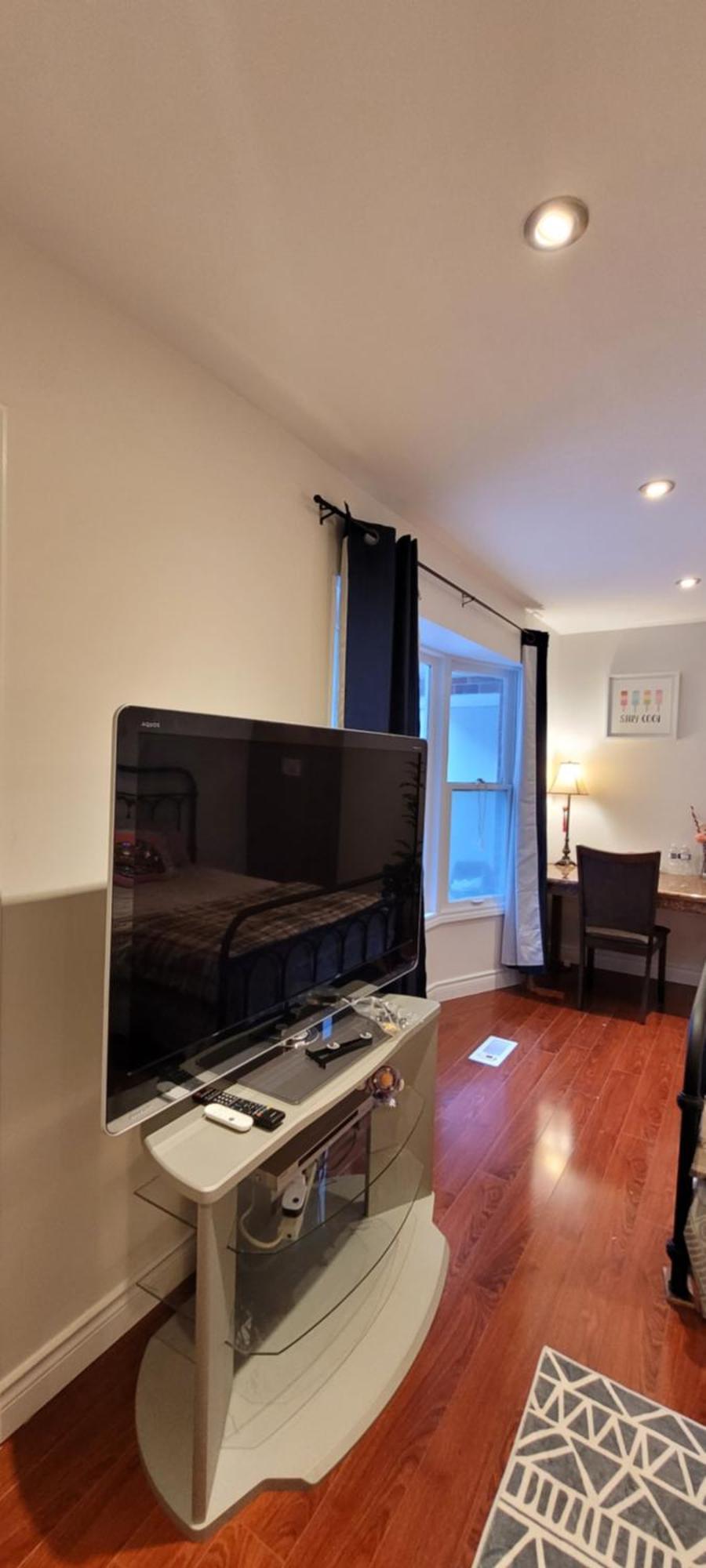 Mainfloor Spacious In * Toronto