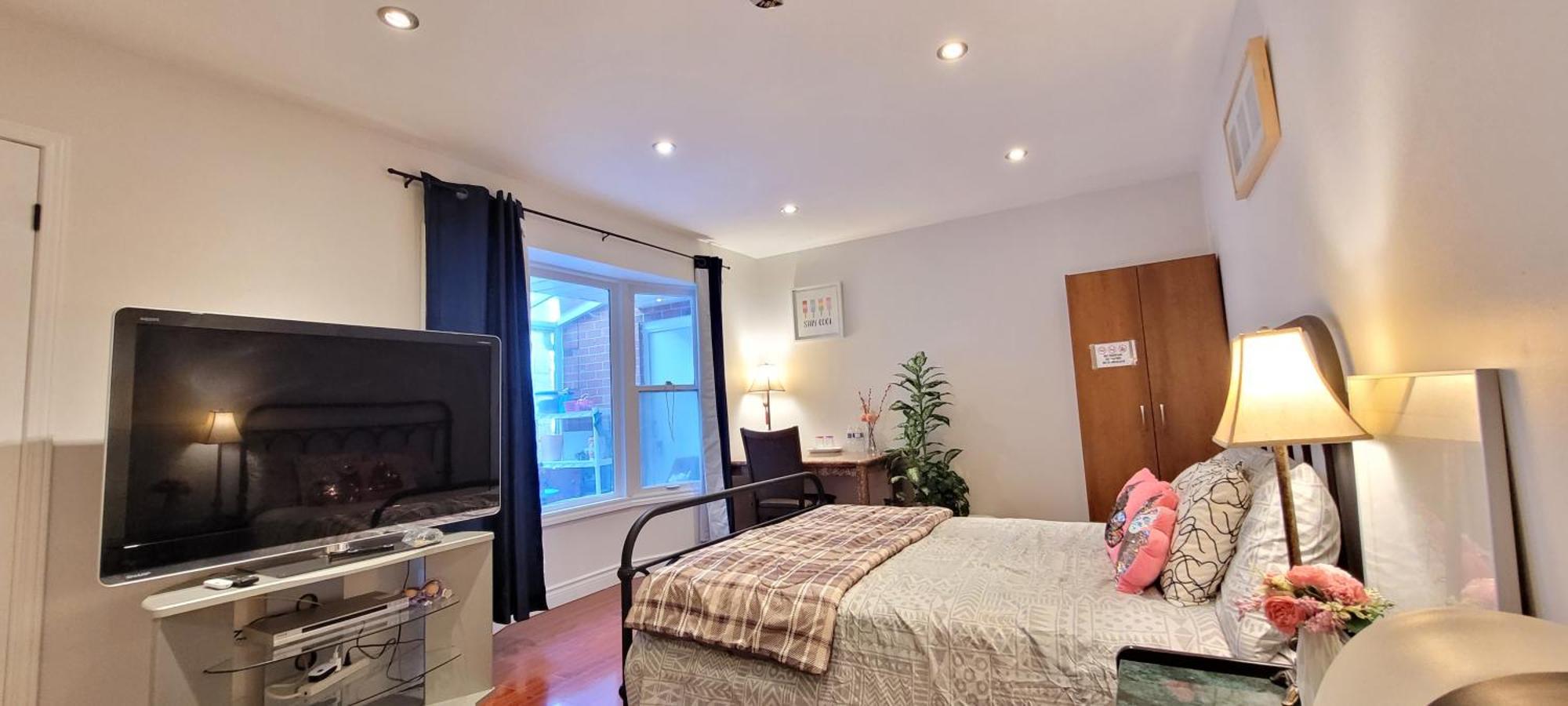 Mainfloor Spacious In Toronto