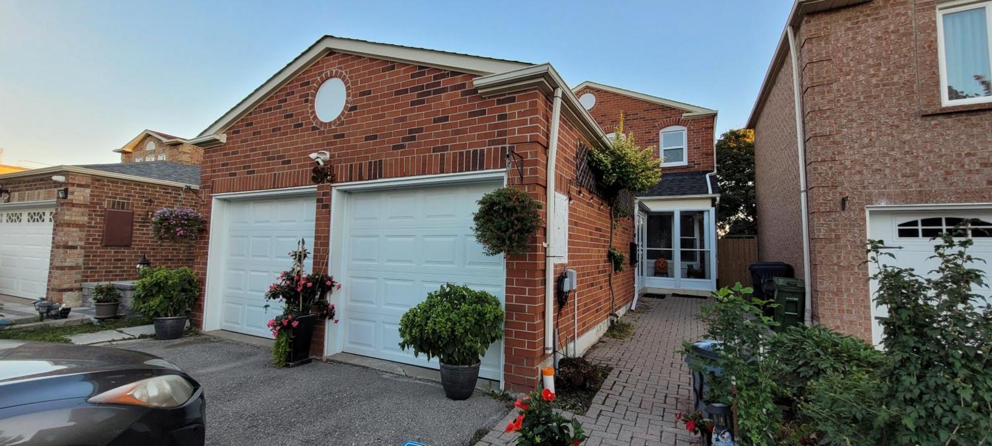 Mainfloor Spacious In Toronto